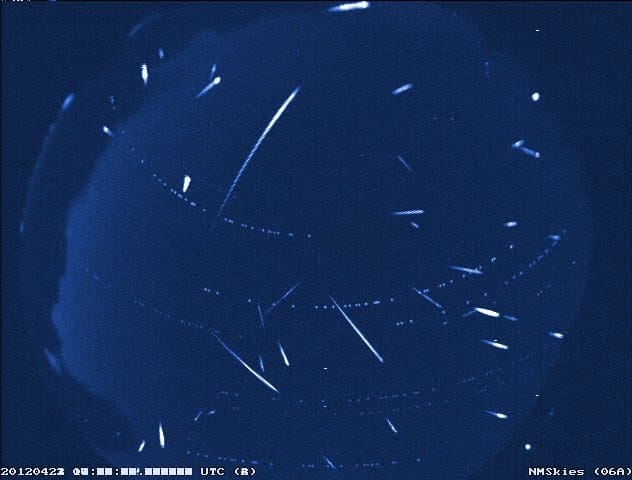 Imagem composta de meteoros lirídeos e esporádicos sobre o Novo México em 2012. Créditos: NASA/MSFC/Danielle Moser